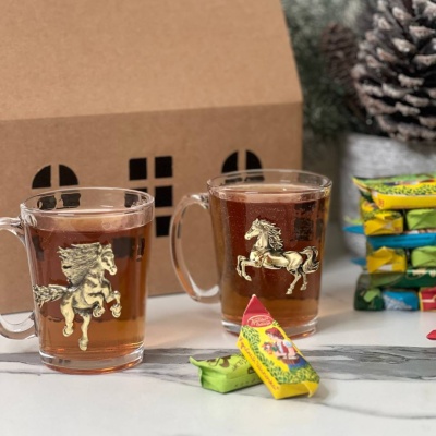 Набор С Новым годом: 2 кружки с накладками Огненный конь, конфеты, упаковка Домик
