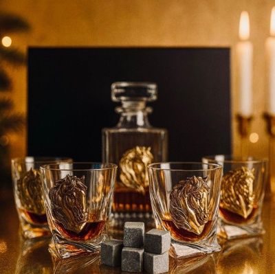 Набор подарочный из 4-х бокалов для виски и штофа Лошадь в подарочной коробке