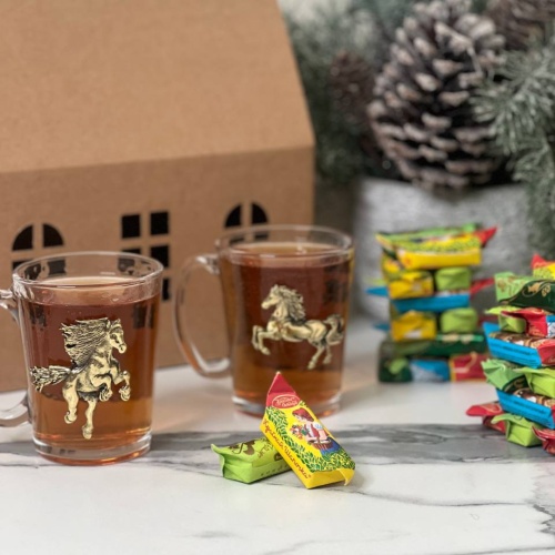 Набор С Новым годом: 2 кружки с накладками Огненный конь, конфеты, упаковка Домик