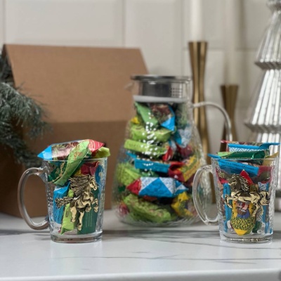 Набор С Новым годом: чайник, 2 кружки, конфеты, упаковка Домик