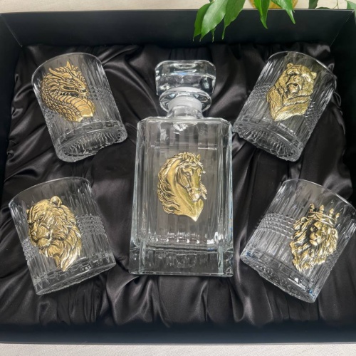 Набор со штофом Новогодний 2: Штоф Таймлесс с накл. Лошадь, 4 бокала для виски с накладками Дракон, Медведь, Волк, Лев с короной в черной коробке