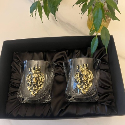 Набор из 2-х бокалов для виски с накладками Лев в короне в черной коробке