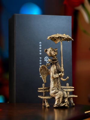 Статуэтка "Ангел с зонтом", в черной подарочной упаковке.