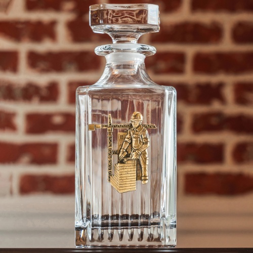 Набор Штоф "TImeless",накл."Строитель" латунь,новая,и 6 стопок патрон "Строитель", в дер.шк.