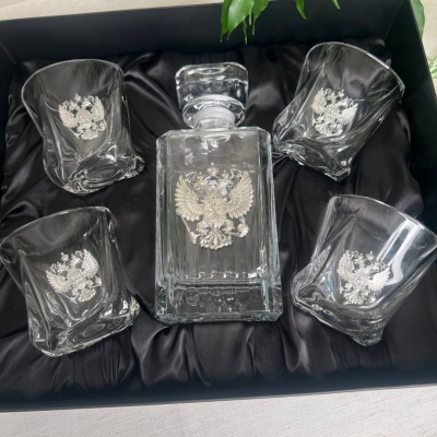 Набор со штофом Герб: Штоф Таймлесс, 4 бокала для виски с накладками в черной коробке