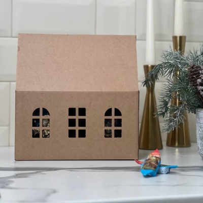 Набор С Новым годом: 2 кружки с накладками Огненный конь, конфеты, упаковка Домик