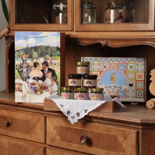 Подарочный набор чая 4 вида ассорти, варенье, грецкий орех