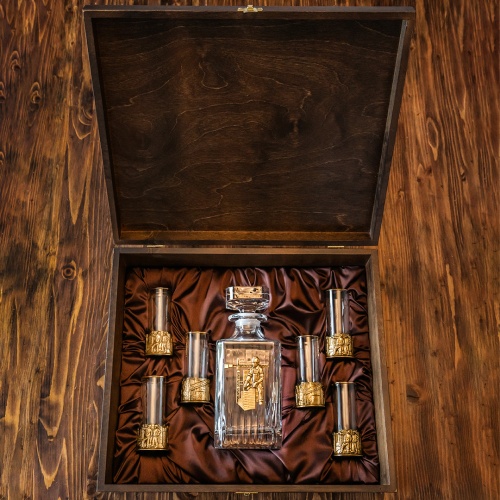 Набор Штоф "TImeless",накл."Строитель" латунь,новая,и 6 стопок патрон "Строитель", в дер.шк.