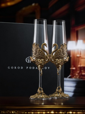 Набор 2 бокала для шампанского "Лебеди", в черной подарочной упаковке.