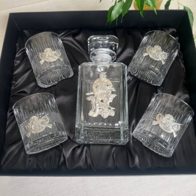 Набор со штофом Охотник: Штоф Таймлесс, 4 бокала для виски с накладками в черной коробке