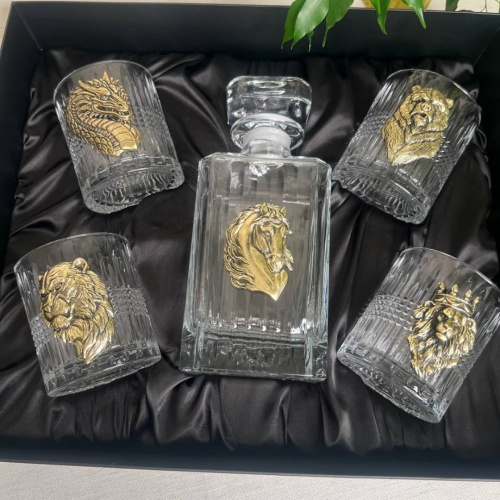 Набор со штофом Новогодний 2: Штоф Таймлесс с накл. Лошадь, 4 бокала для виски с накладками Дракон, Медведь, Волк, Лев с короной в черной коробке