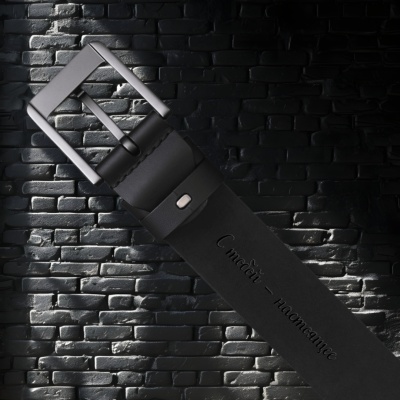 Ремень кожаный с гравировкой "С тобой моё любимое место" в подарочной деревянной коробке