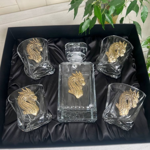 Набор со штофом Дракон: Штоф Таймлесс, 4 бокала для виски с накладками в черной коробке
