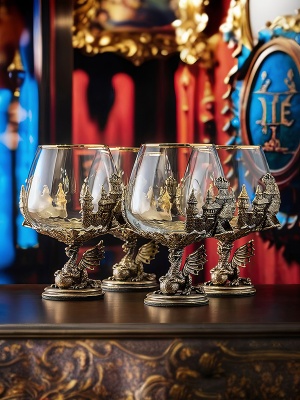 Набор 4 бокала для коньяка (Р) "Дракон на шаре",6 стопок патрон "Дракон", в деревянной шкатулке.