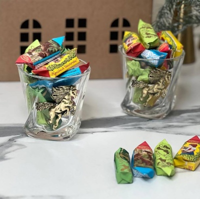 Набор из 2-х бокалов для виски с накладкой Огненный конь в подарочном Домике с конфетами