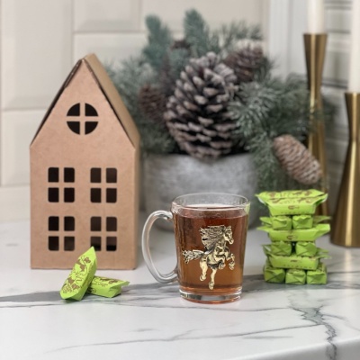 Набор С Новым годом: кружка с накладой Огненный конь, конфеты, упаковка Домик