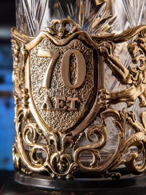 Подстаканник ручной работы С Юбилеем 70 лет в черной подарочной упаковке