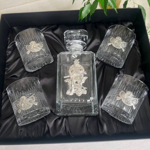 Набор со штофом Охотник: Штоф Таймлесс, 4 бокала для виски с накладками в черной коробке