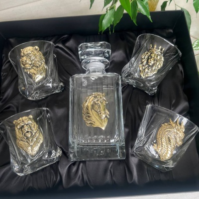 Набор со штофом Новогодний: Штоф Таймлесс с накл. Лошадь, 4 бокала для виски с накладками Дракон, Медведь, Волк, Лев с короной в черной коробке