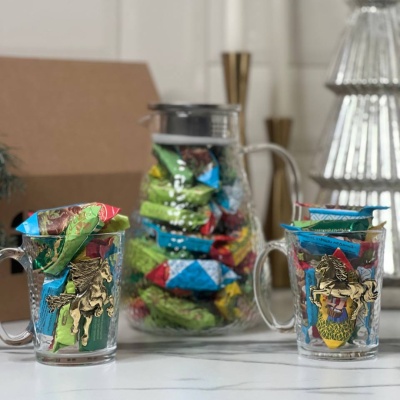 Набор С Новым годом: чайник, 2 кружки, конфеты, упаковка Домик