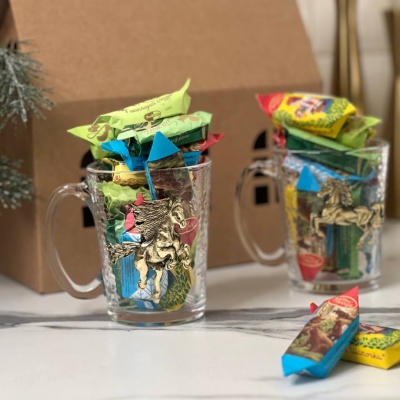 Набор С Новым годом: 2 кружки с накладками Огненный конь, конфеты, упаковка Домик