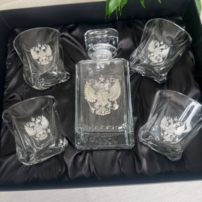 Набор со штофом Герб: Штоф Таймлесс, 4 бокала для виски с накладками в черной коробке