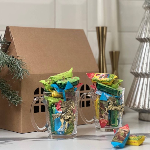 Набор С Новым годом: 2 кружки с накладками Огненный конь, конфеты, упаковка Домик